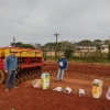 Realizado o plantio de mais variedades na área demonstrativa municipal