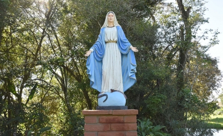 Estátua de Nossa  Senhora das Graças e Caminho  da Meditação